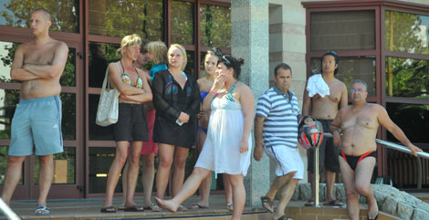 Turistas saliendo de su hotel tras el atentado. | Pep Vicens