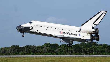 El Endeavour aterrizando en Centro Espacial Kennedy. | AFP.