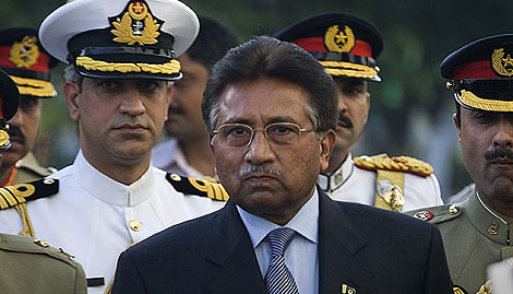 Pervez Musharraf, rodeado de militares. | Foto: E. Morenatti