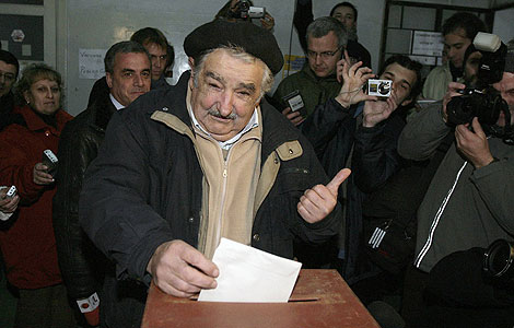 Mujica, que fue senador y ministro, siempre ha vestido de forma informal. | Reuters