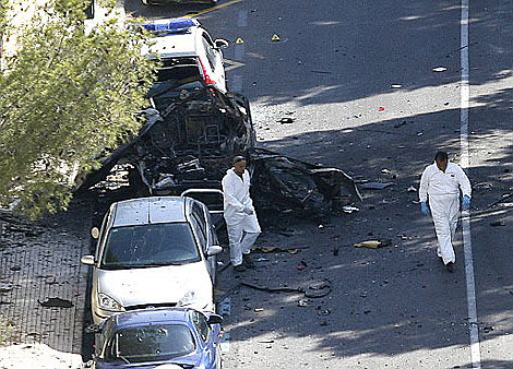 Dos forenses inspeccionan el lugar de la explosin. | AFP
