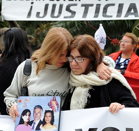 Familiares de las vctimas marchan en su recuerdo. | AFP