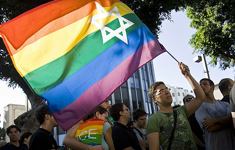 Un joven ondea una bandera gay con una estrella de David en una manifestación de repulsa por el ataque. | AFP