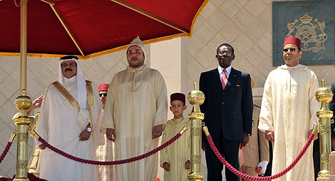 Obiang (2 dcha.) en los actos de celebracin del 10 aniversario de la entronizacin de Mohamed VI. | AP