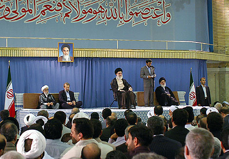 Imagen oficial de la ceremonia de confirmacin de Ahmadineyad para un segundo mandato. | AFP
