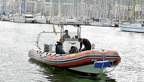 Una patrulla controla el Puerto de Palma | Alberto Vera