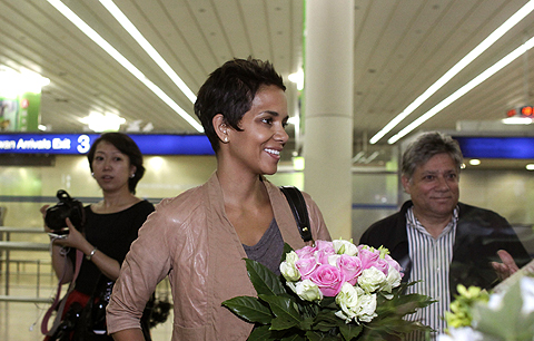 Halle Berry llega al aeropuerto de Shangay el pasado junio. | Foto: Reuters