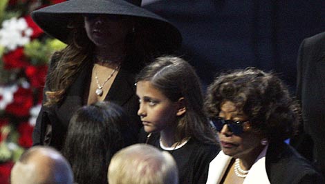 Katherine Jackson y su nieta Paris, durante el funeral de Michael Jackson. | AP