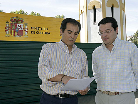 Nieto charla con otro dirigente popular ante una de las obras en ejecucin. | M. Cubero
