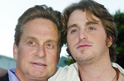 Michael Douglas junto a su hijo Cameron. | Reuters