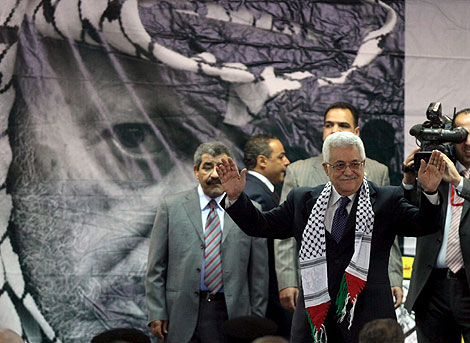 El presidente palestino, Abu Mazen (dcha.), a su llegada a la Sexta Conferencia de Al Fatah en Beln. | Efe