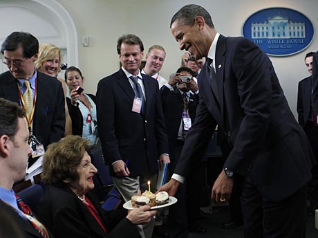 Obama lleva pasteles a Helen Thomas, tambin de cumpleaos. | Reuters