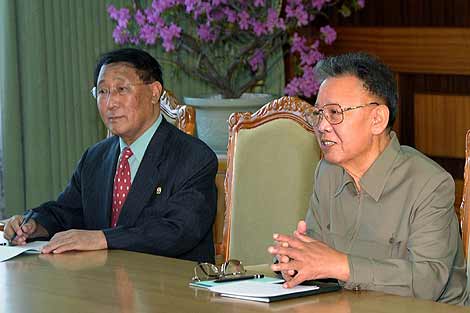 Kim Jong-il y su ministro de Exteriores, Kang Sok Ju, durante la reunin con Bill Clinton. | AFP