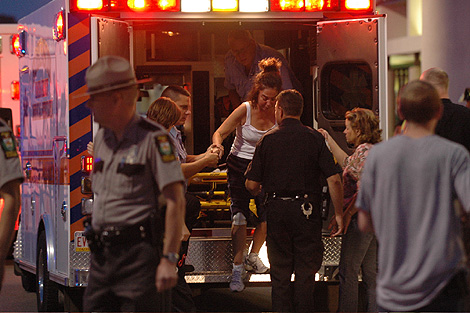 Una de las afectadas por el tiroteo, sale de la ambulancia. | AP