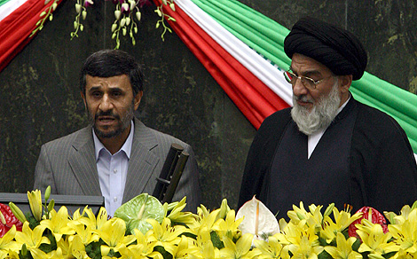 Ahmadineyad, junto al jefe del Poder Judicial. | Efe