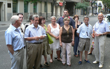 Los afectados, frente a la sede central del PSOE. | Giorgio Silvestri