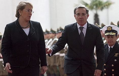 La presidenta chilena, Michelle Bachelet (i), y Uribe, durante su encuentro en Santiago. | Efe