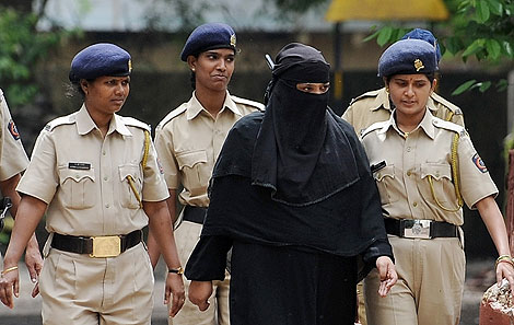 Un tribunal indio dict pena de muerte para esta mujer y para otros dos acusados de los atentados de Bombay de 2003. | AFP