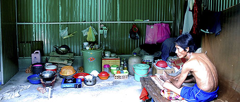 Una casa de lmina en 'La aldea del Sida', en Camboya. | Efe
