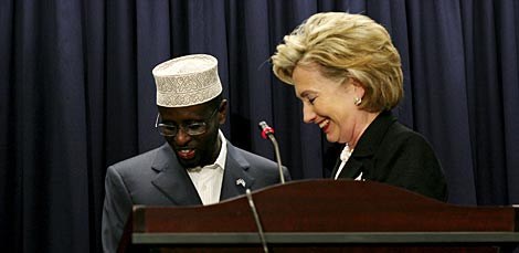 Hillarry Clinton, con el presidente somal, Sharif Ahmed. | Efe