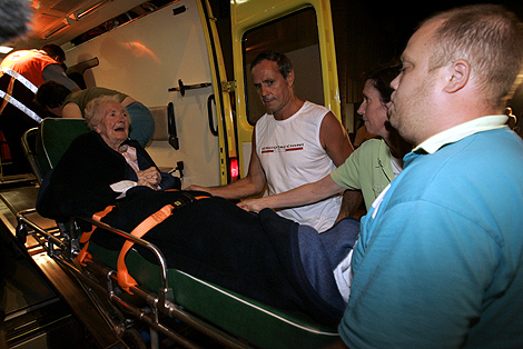Una de las ancianas heridas es trasladada al hospital. | AP