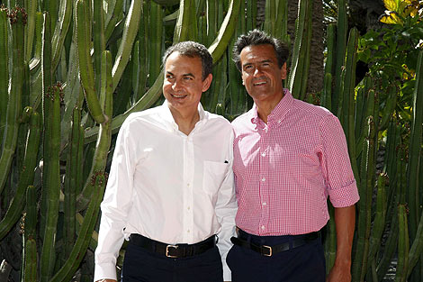 Zapatero, con el secretario general de los socialistas canarios, Juan Fernando Lpez Aguilar, en Lanzarote. | Efe