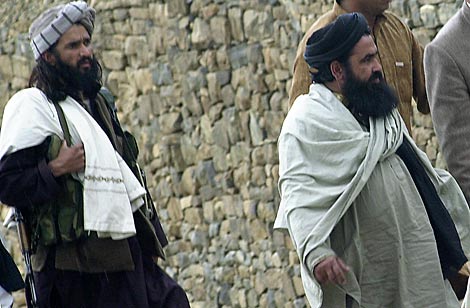 Mehsud, seguido por uno de sus guardias, en una imagen de 2004. | AFP