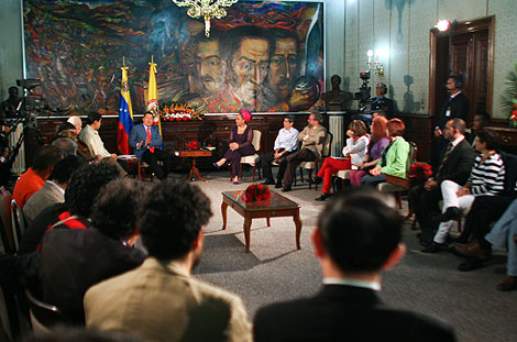 Chvez , reunido con "Colombianos y Colombianas por la Paz" en el Palacio de Miraflores de Caracas. | Efe