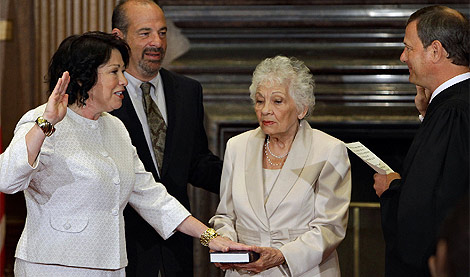 Sotomayor jura su cargo en presencia de su madre. (AP)
