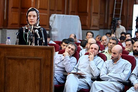 La francesa Clotilde Reiss habla durante su juicio ante un tribunal revolucionario iran de Tehern. Efe