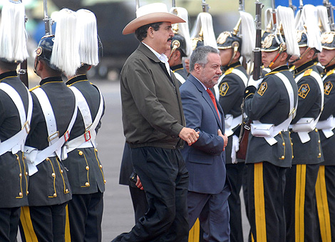 Zelaya llega al aeropuerto de Quito para asistir a la investidura de Correa. | Efe