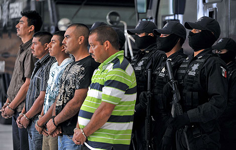 La Polica mostr a la prensa a los cinco detenidos. | AFP