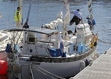 El velero intervenido, en el puerto de Vigo. | Efe