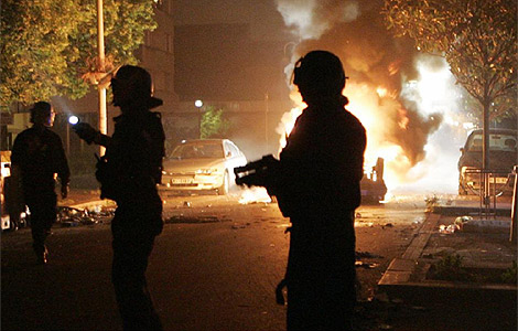 Policas franceses patrullando por las calles de Bagnolet. | AP