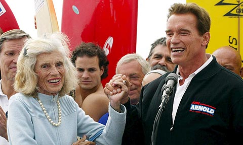 Eunice Kennedy, con Arnold Schwarzenegger en 2003. | Efe