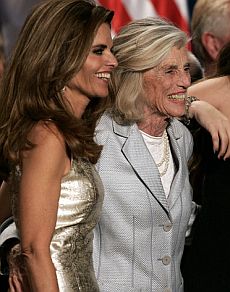Con su hija Maria Shriver en 2006. | Reuters