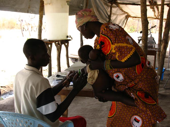 Medicin del grado de desnutricin de un nio en el campo de desplazados de Kabo (RCA). Diciembre de 2008.| Cecilia Furi/MSF