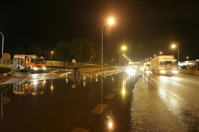 Carretera del sur de Madrid durante la tormenta del pasado lunes.| EFE