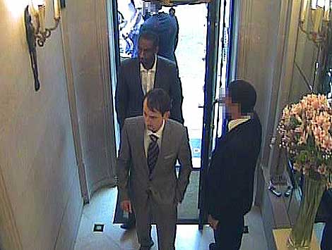 Un empleado de la joyera abre la puerta a los atracadores. | AFP