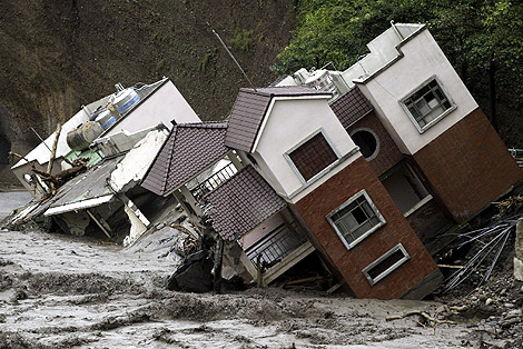 Una casa arrastrada por la fuerza de las aguas. | Reuters