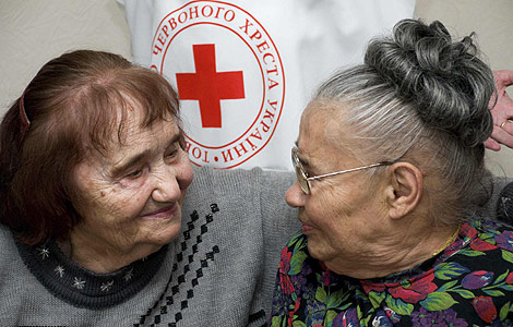 Reencuentro de dos hermanas en Kiev separadas por la guerra. | Reuters