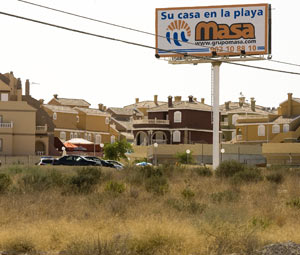 Cartel de una promotora en Alicante. | AFP