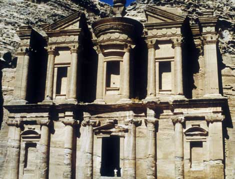 Fachada del 'Monasterio', uno de los monumentos ms famosos de Petra. | Efe.