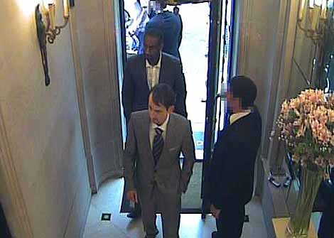 Un empleado de la joyera abre la puerta a los atracadores. | Reuters