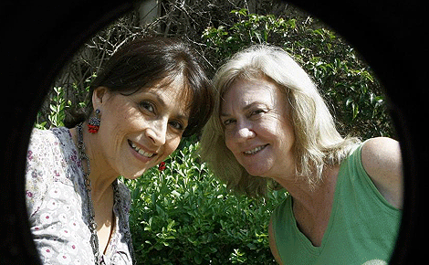 Dayna Smith (izquierda) y Juana Arias-Luitzky, este mircoles, en Santander. (EFE)