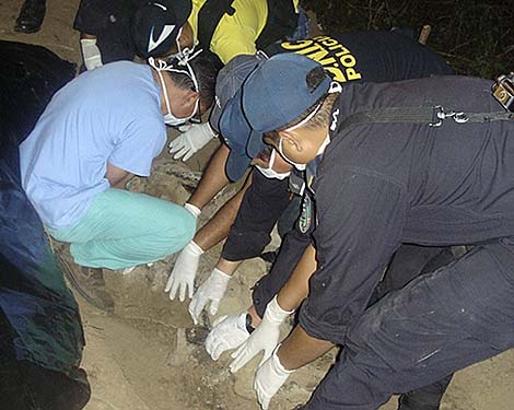 Momento en que la Polica extrae el cadver del empresario espaol. | Polica Nacional