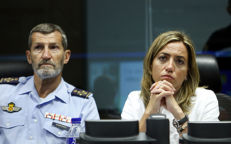 La ministra de Defensa, junto al jefe del Estado Mayor. | Efe
