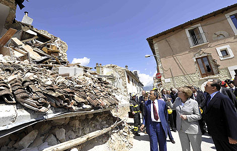 Berlusconi (d), durante una de sus ltimas visitas a las zonas afectadas por el sismo. | AP