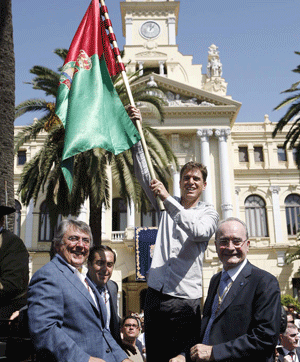 Javier Ojeda ondea la bandera. | J. Domnguez