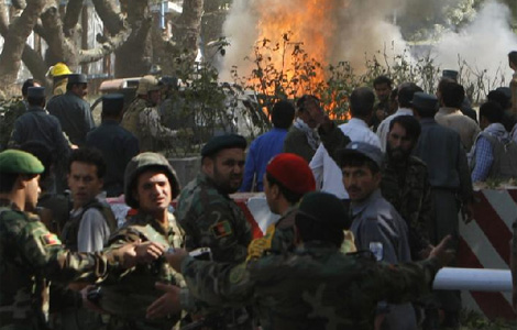 Imagen del incendio producido tras el atentado ante el cuartel de la OTAN en Kabul. | AP